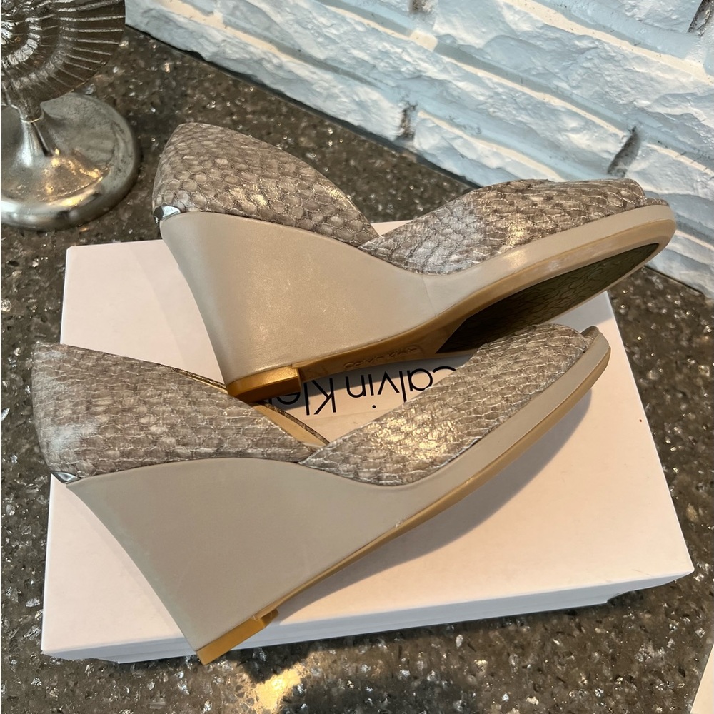 NWT Calvin Klein Gabbie Naked Snake Wedges Sz 7.5